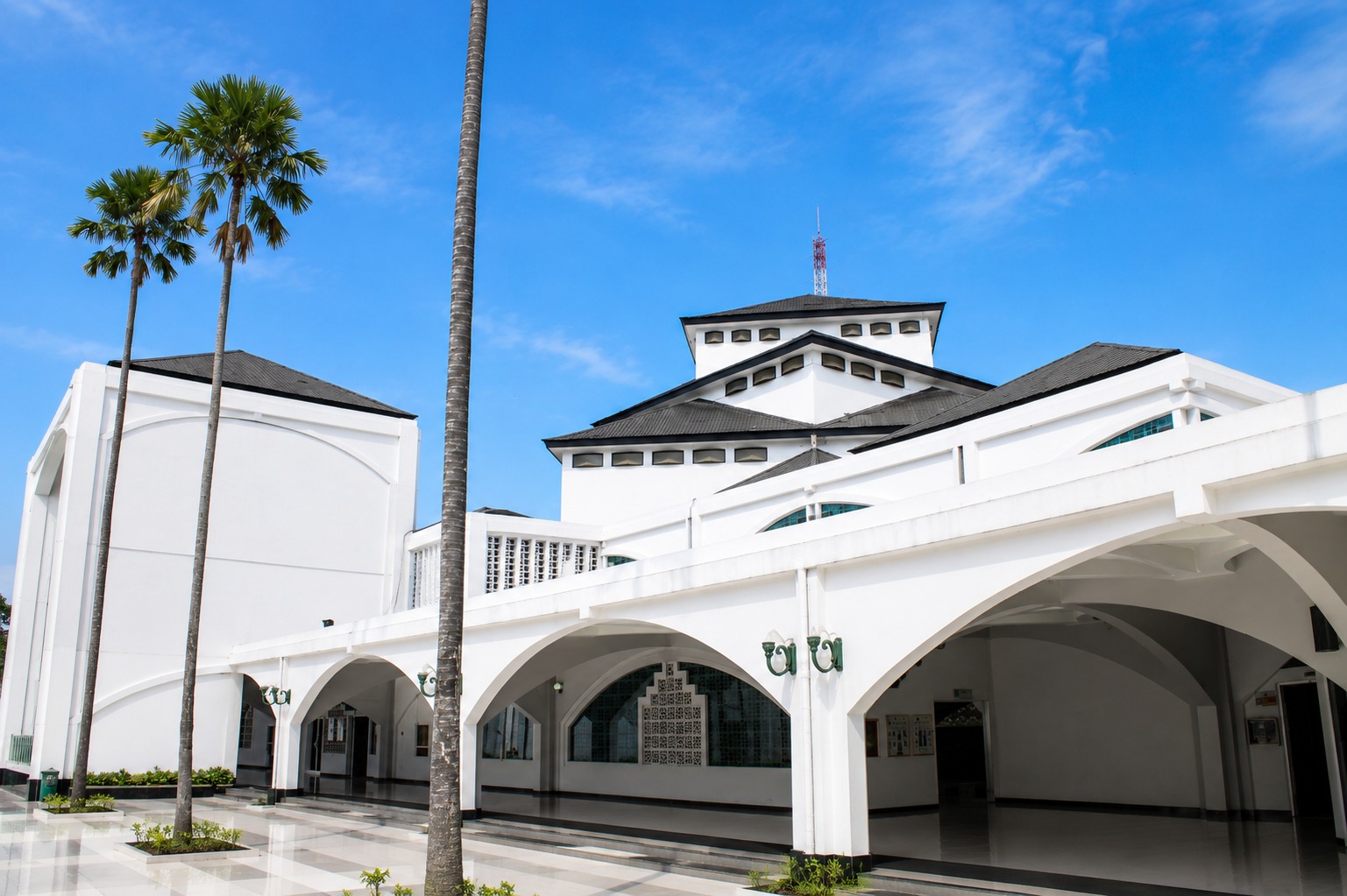 Fasad & Menara Menakjubkan